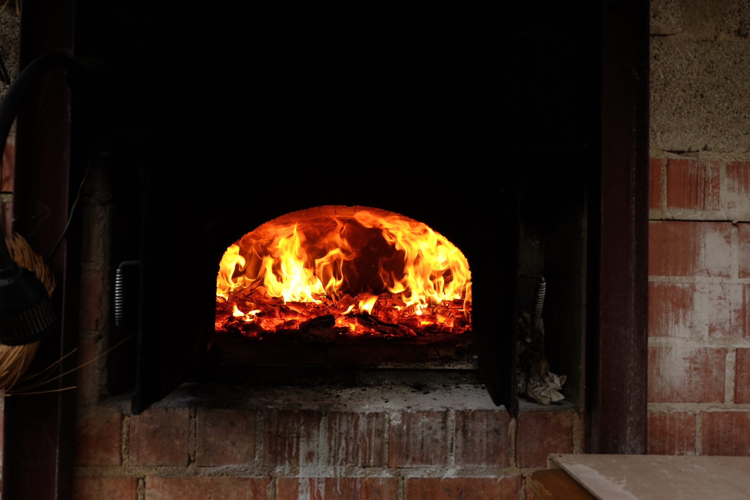 Feuer im Holzbackofen Feuer im Holzbackofen