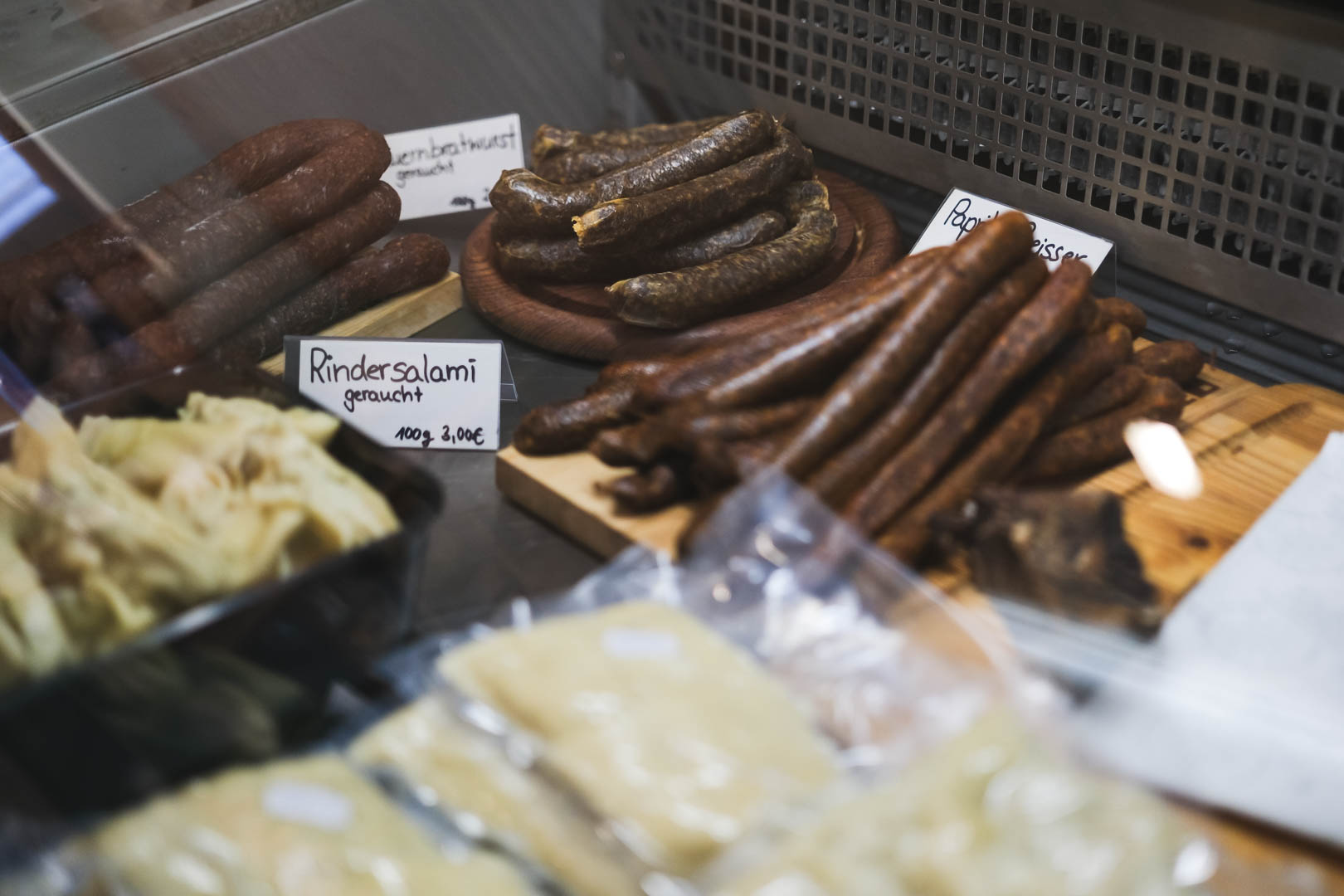 Rinderwurst Rindersalami in der Frischetheke