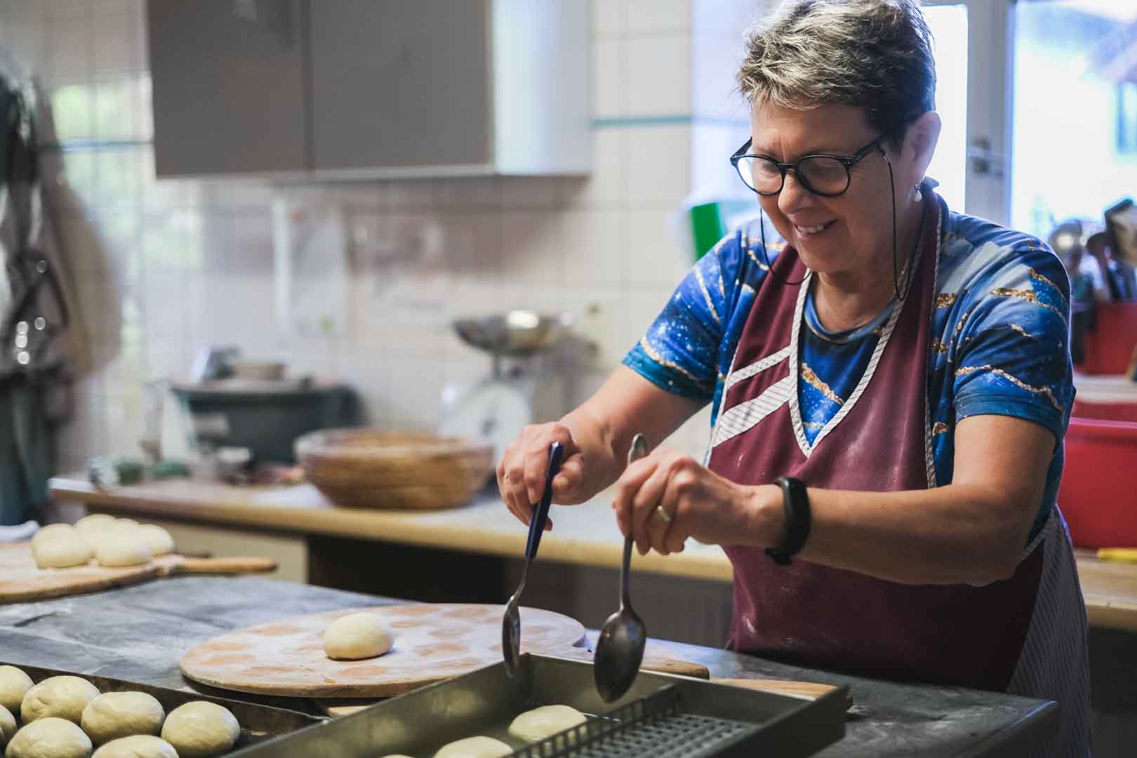 Bärbel-Backstube Backhilfe Bärbel beim Laugenweckle vorbereiten