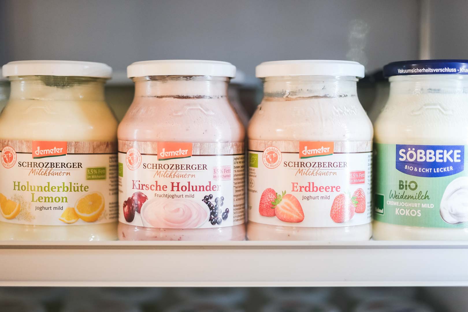 Joghurt Joghurt mit verschiedenen Geschmacksrichtungen