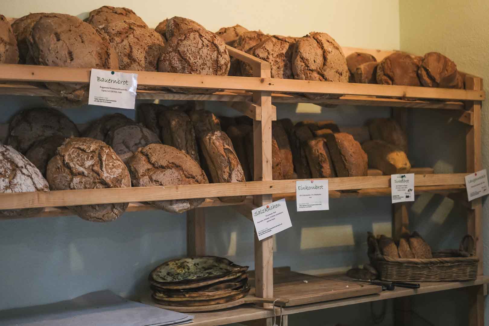 Backwaren Brote, Salzkuchen und andere Backwaren im Hofladen