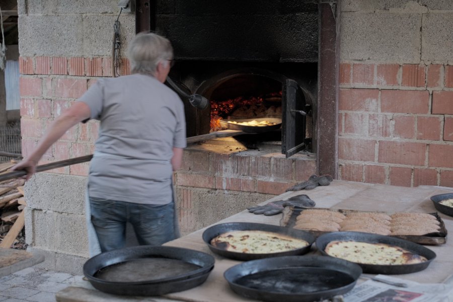 Backen Gerda Vogel backt Brot im Holzofen