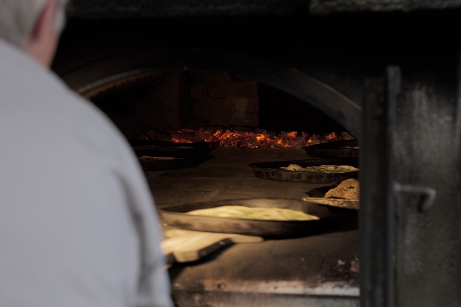 Holzofen Frisches Brot im Holzofen