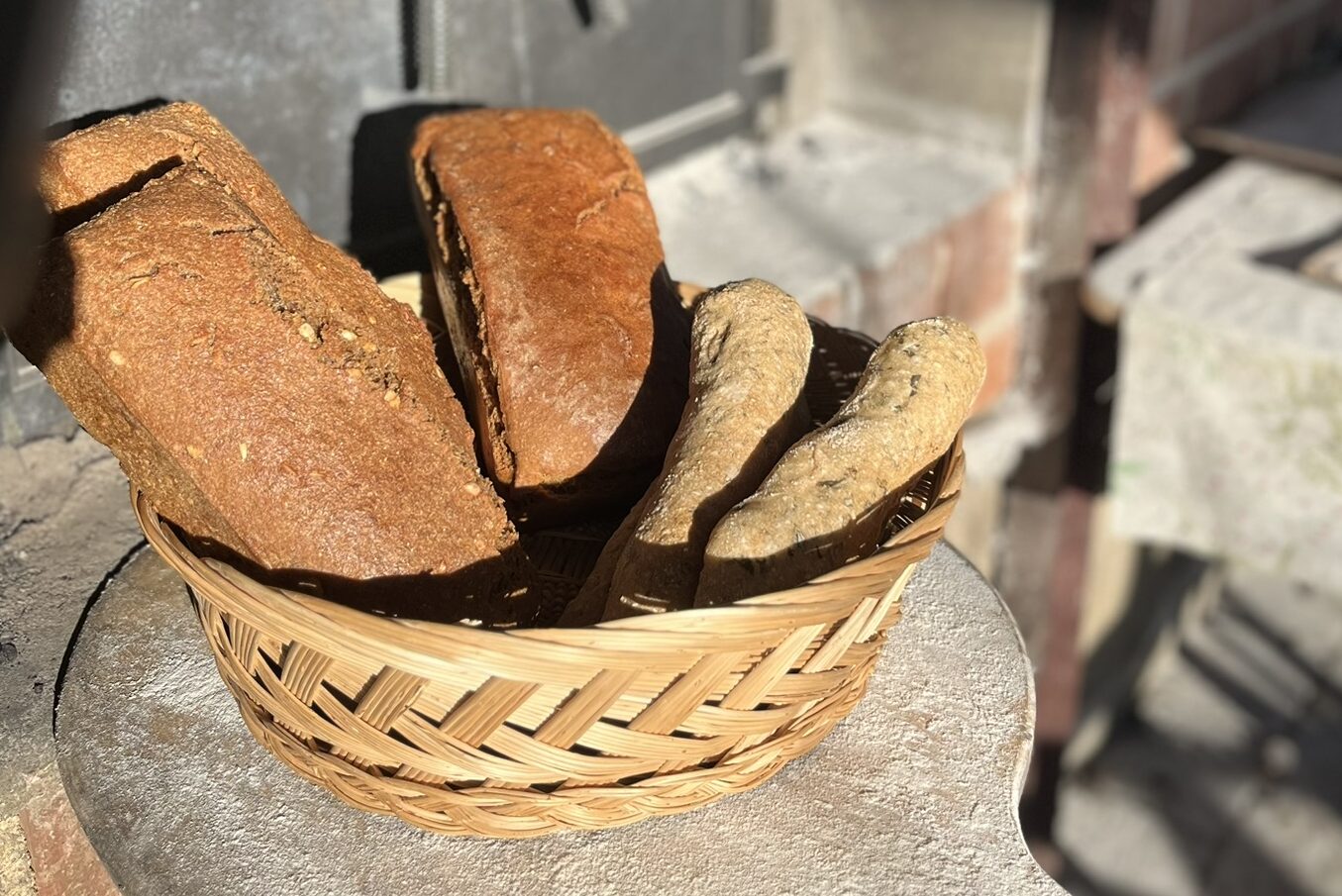Einkornbrot, Dinkelbrot und Kräuterstangen. Einkornbrot, Dinkelbrot und Kräuterstangen.