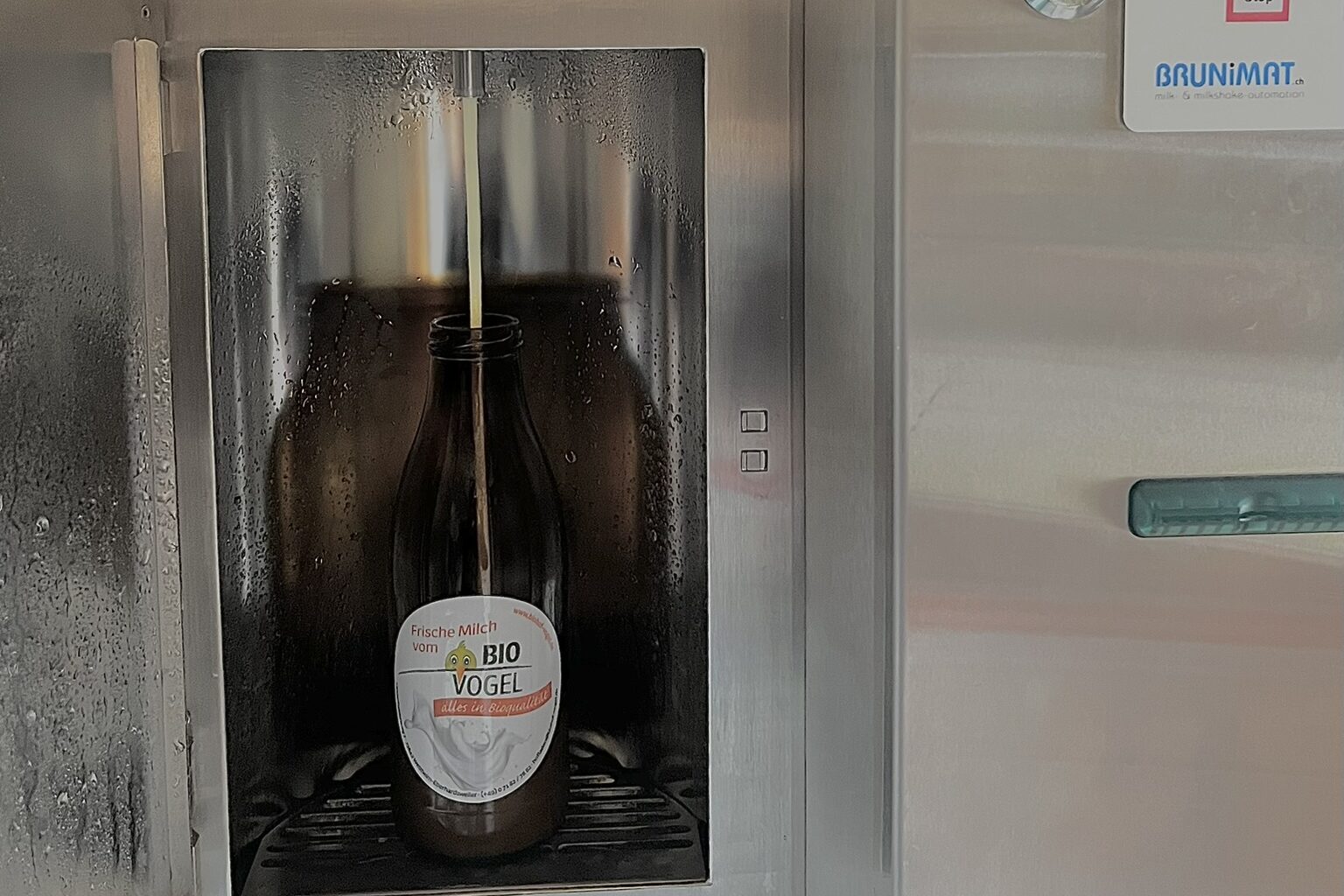 Milchautomat Milchflasche im Milchautomat