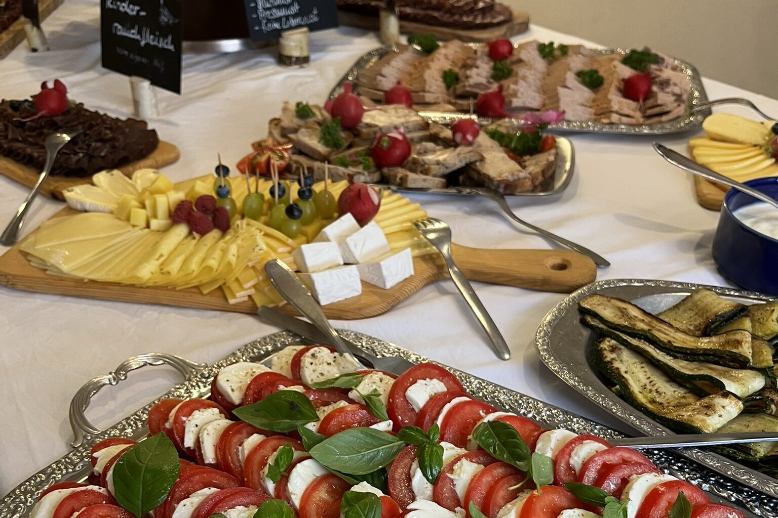 Frühstücksbuffet mit Wurst- und Käseplatte sowie Tomate-Mozarella Frühstücksbuffet mit Wurst- und Käseplatte sowie Tomate-Mozarella