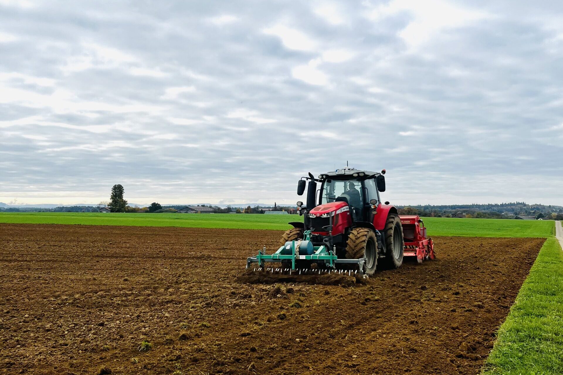 Traktor mit Sämaschine
